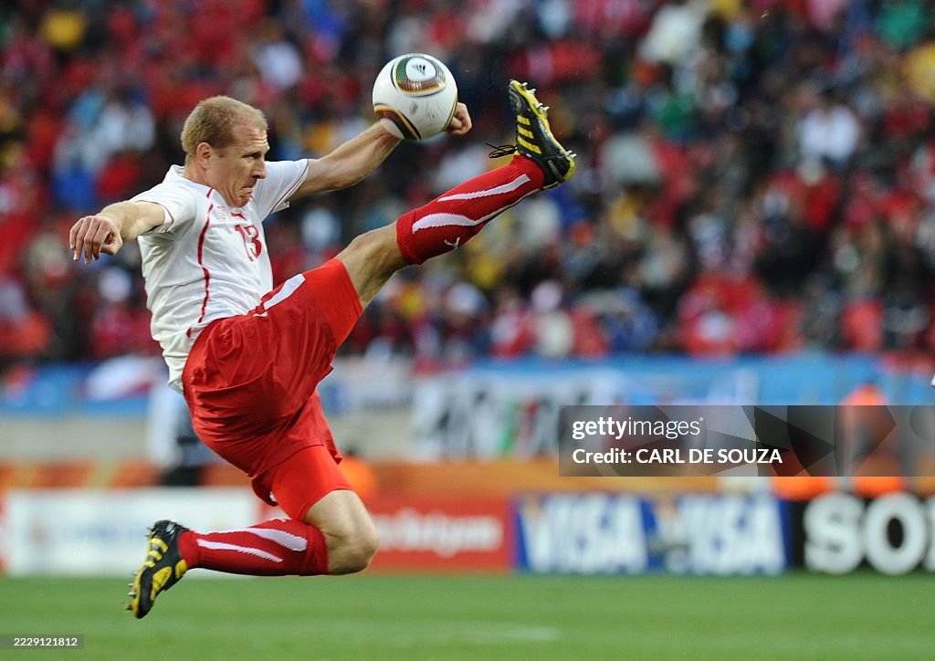 TOPSHOT-FBL-WC2010-MATCH31-CHI-SUI