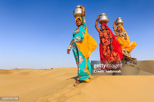 indian women carrying on their heads water from local well - rajastão imagens e fotografias de stock