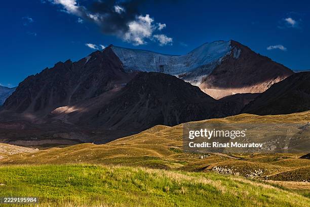 tien shan, kazakhstan - montañas de tien shan fotografías e imágenes de stock