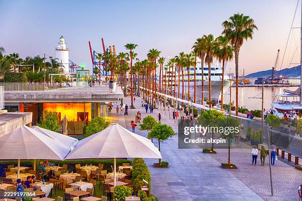 promenade en bord de mer dans le port de malaga, espagne - malaga photos et images de collection