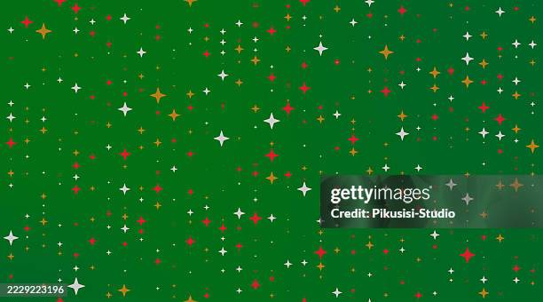 abstraktes modernes festliches weihnachtssternmuster auf grünem hintergrund. weihnachtsfeiertag grußkarte mit sternenhintergrund. - silver-glitter-white-background stock-grafiken, -clipart, -cartoons und -symbole