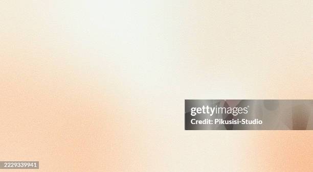 abstrakter weicher verlaufshintergrund in warmen beigetönen, spot beleuchteter körniger hintergrund - beigefarbiger hintergrund stock-grafiken, -clipart, -cartoons und -symbole