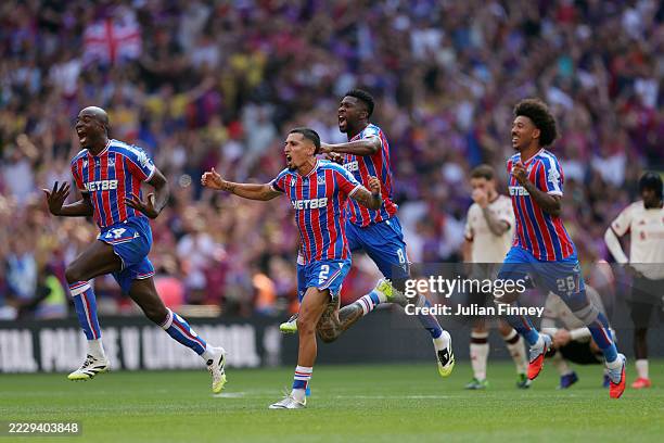 Jean-Philippe Mateta, Daniel Munoz, Jefferson Lerma and Chris Richards of Crystal Palace celebrate winning the penalty shootout during the 2025 FA...
