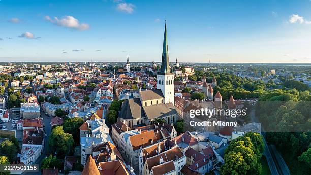 estonia tallin paisaje urbano drone panorama iglesia de san olaf colina de toompea - tallin fotografías e imágenes de stock