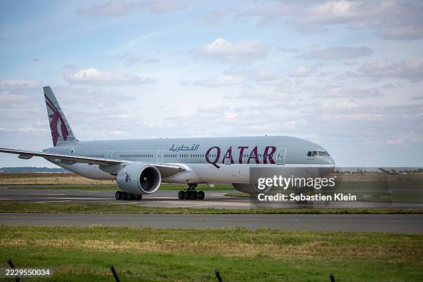 qatar airways - qatar airways stock pictures, royalty-free photos & images
