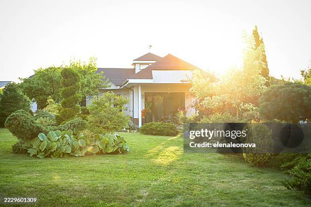 casa di campagna e giardino - giardino pubblico giardino foto e immagini stock