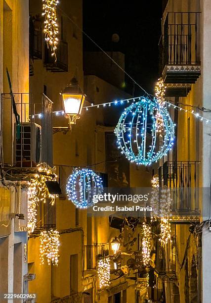 christmas decoration in peniscola old city, spain - diciembre fotografías e imágenes de stock