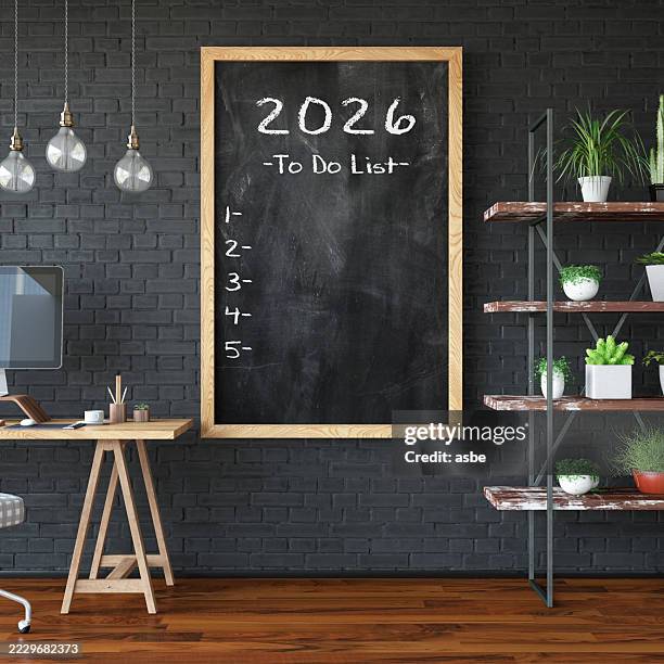 2026 to-do-liste an der wand des gemütlichen zimmers - neujahrsvorsatz stock-fotos und bilder