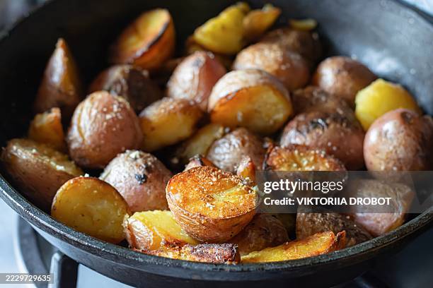 crispy roasted red potatoes with garlic and herbs. - aardappelgratin aardappel stockfoto's en -beelden