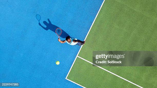 aktiv bleiben beim tennisspielen - tennisturnier stock-fotos und bilder