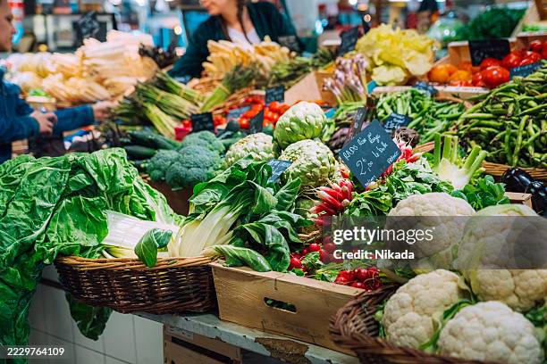 colorido puesto de mercado de verduras frescas exhibido en burdeos, francia - puesto de mercado agrícola fotografías e imágenes de stock