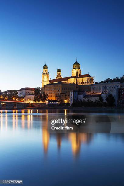 passau landmark st-michael-church and old town at blue hour (bavaria/ germany) - niederbayern stock-fotos und bilder