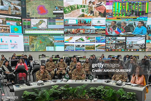 Pakistan Inam Rangsaz 823 Pakistan National Disaster Management Authority Stock Photos, High ...