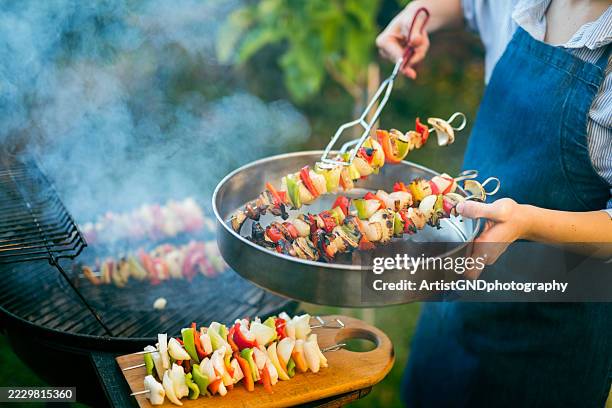 es gibt nichts besseres als frisch gegrilltes essen auf dem grill. - grillfest stock-fotos und bilder