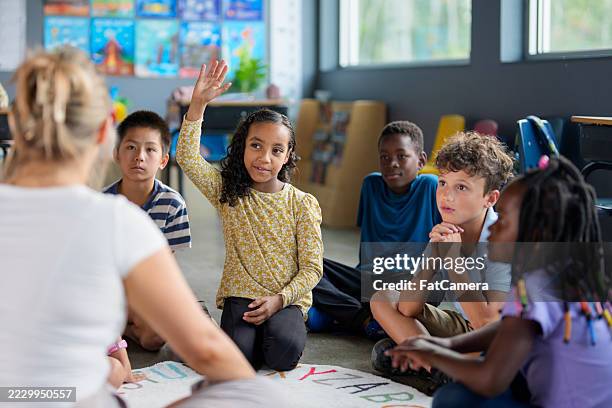 vielfältige gruppe von kindern im klassenzimmer, die sich an pädagogischen aktivitäten beteiligen - kind im grundschulalter stock-fotos und bilder