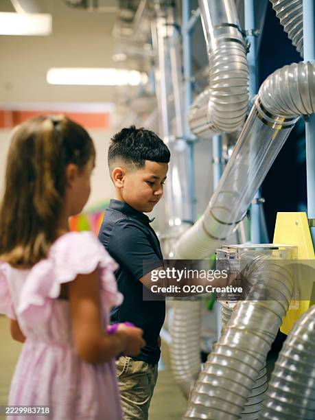 bambini che giocano con una mostra interattiva in un museo per bambini - scienza e tecnologia foto e immagini stock