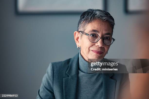 mujer profesional segura de sí misma en un entorno de oficina elegante - productor ejecutivo fotografías e imágenes de stock