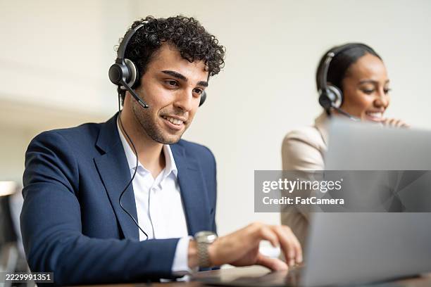 representantes de servicio al cliente que trabajan con auriculares y computadoras - servicios públicos fotografías e imágenes de stock