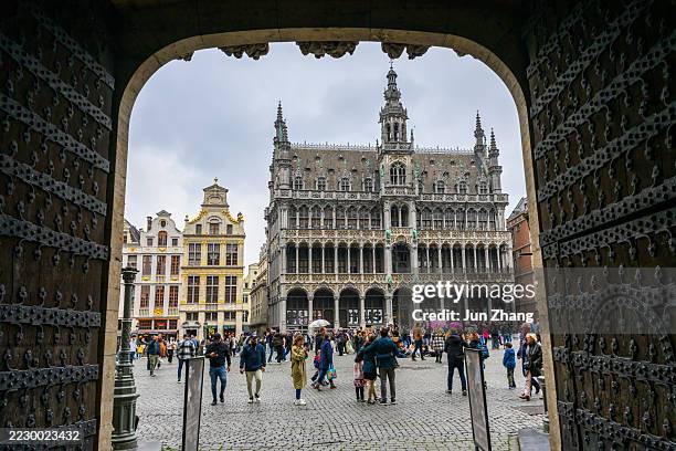 la grand-place encadrée par l’ancienne grille de l’hôtel de ville de bruxelles - ville de bruxelles photos et images de collection