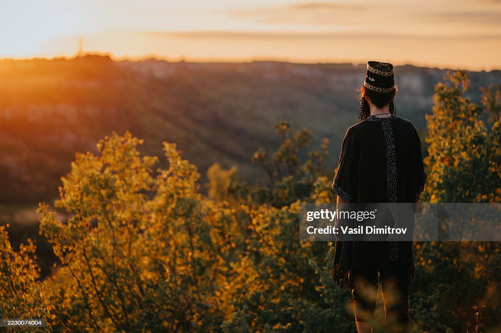 Porträtfoto eines Schamanen. Geheimnisvoller Mensch in der Natur