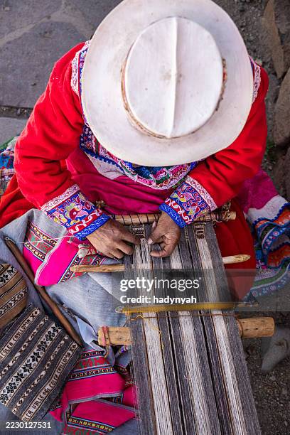 peruanische frau weben nahe der colca canyon, peru - webstuhl stock-fotos und bilder
