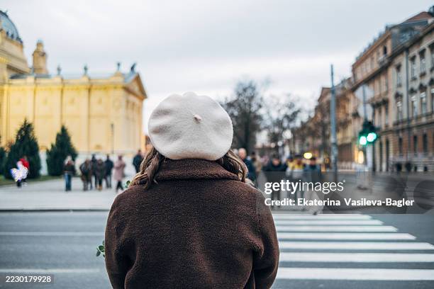 woman wearing beret walking in zagreb city center - eine seniorin allein stock-fotos und bilder