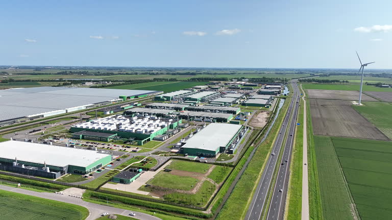 https://media.gettyimages.com/id/2230234209/video/aerial-video-from-a-huge-data-center-in-the-netherlands-europe.jpg?b=1&s=640x640&k=20&c=GHbASsrgqoZNtzhi9Osm34PHySl2-_hjJJ374j_Q51M=