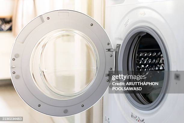 washing machine it open ready for wash - wasmachine stockfoto's en -beelden