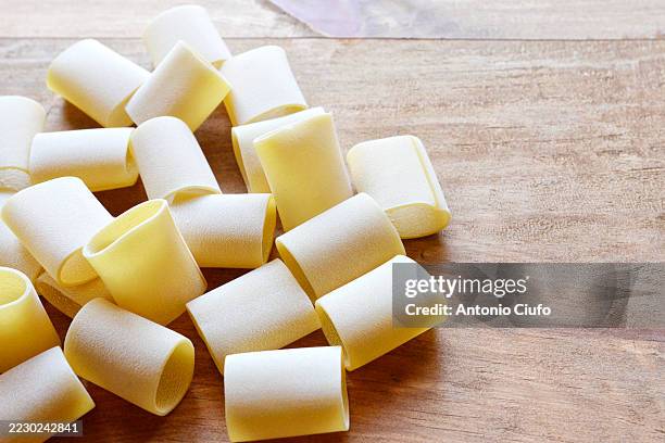 schiaffoni durum wheat semolina pasta on a wooden background - massa-não-cozinhada imagens e fotografias de stock