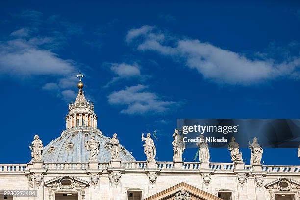 saint peter's basilica dome with statues in vatican city, italy - vatican museum stock pictures, royalty-free photos & images