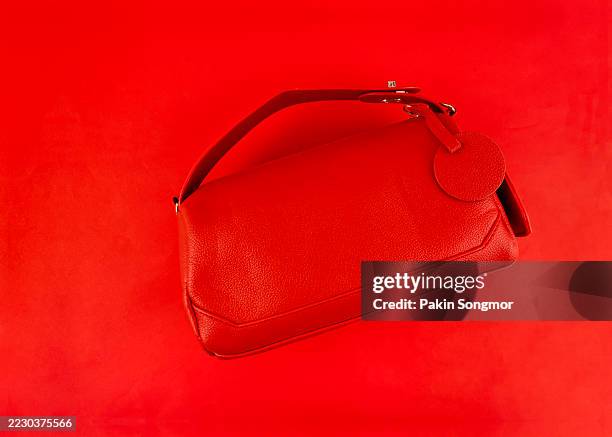 red leather handbag on red background, flat lay. - sac-à-main-rouge photos et images de collection