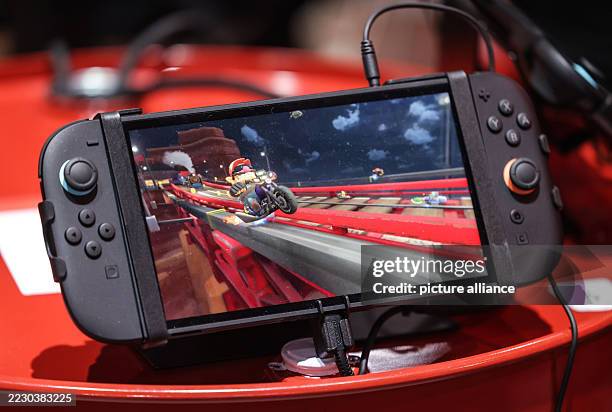 August 2025, North Rhine-Westphalia, Cologne: The new Nintendo Switch 2 handheld lies on a box. The computer games fair Gamescom takes place from...