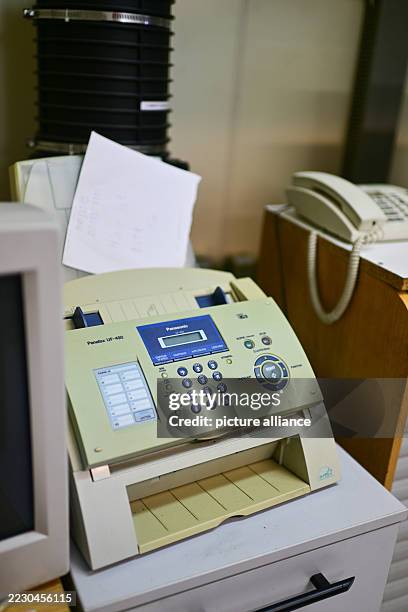 August 2025, Brandenburg, Falkensee: A fax machine stands in a former signal box at the construction site for the general renovation of the...