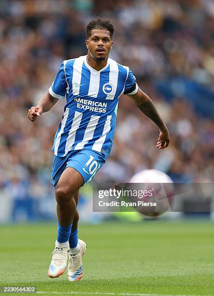 Rhutter Georginio Rutter of Brighton & Hove Albion controls the ball during ...