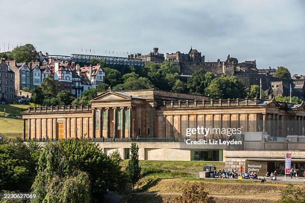 national gallery, ramsay gardens and edinburgh castle: scotland. - historic building stock pictures, royalty-free photos & images