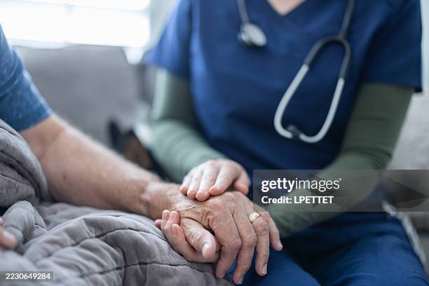 assistenza medica a domicilio - ospizio foto e immagini stock