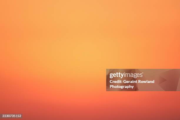 minimal golden orange sky image - fondo rojo fotografías e imágenes de stock
