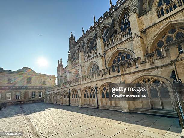 bild von bath abtei, anglikanische pfarrkirche, bath, somerset, england, bath stein senkrechte gotische architektur, bath abtei platz-kington parade, sonniger klarer blauer himmel hintergrund - perpendicular gothic architecture stock-fotos und bilder