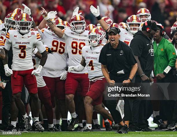 Dublin , Ireland - 23 August 2025; Iowa State Cyclones head coach Matt Campbell and players celebrate a turnover during the first quarter of the 2025...