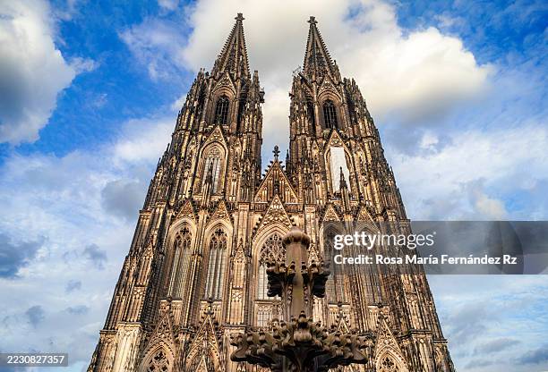 low angle view of cologne cathedral or high cathedral church of saint peter, cathedral archdiocese of cologne, cologne, north rhine-westphalia, germany - kölner dom stock-fotos und bilder