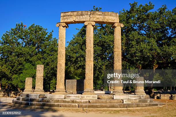 greece, peloponnese, archaeological site of olympia - templo de apolo corinto imagens e fotografias de stock