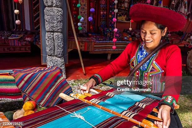 peruanische frauen weben in chinchero, dem heiligen tal - peru stock-fotos und bilder