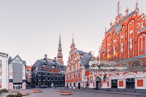 riga town hall square with the house of blackheads historic buildings, latvia - riga stock-fotos und bilder