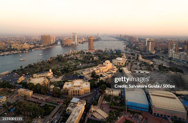 aerial view of cairo cityscape at sunset,cairo,egypt - el cairo fotografías e imágenes de stock