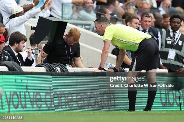 Referee Chris Kavanagh checks the VAR screen during the Premier... News ...