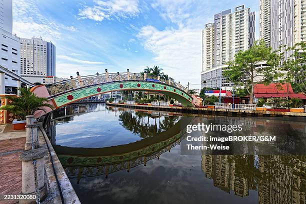 jambatan morten old bridge on the malacca or melaka river, malacca, malaysia - malacca foto e immagini stock