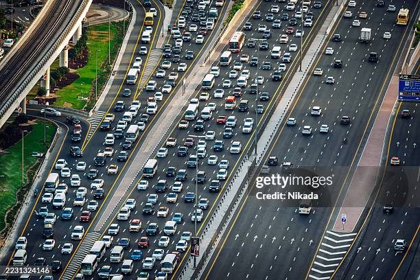 aerial view of busy dubai traffic on a multi-lane highway - plano geral imagens e fotografias de stock