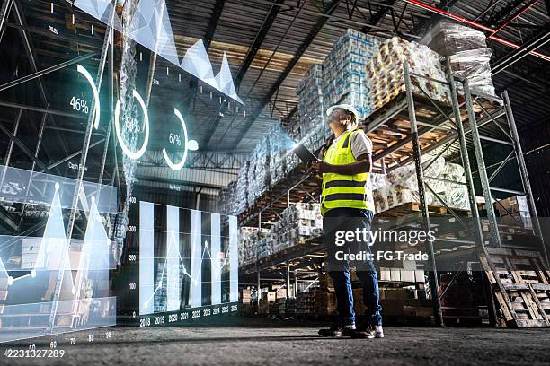 empleado analizando datos virtuales con interfaz de realidad aumentada en un almacén - logistica fotografías e imágenes de stock