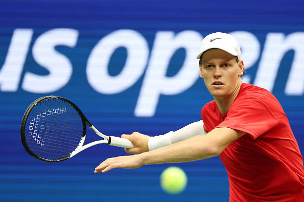 L'italiano Jannik Sinner risponde a una palla durante una sessione di allenamento in vista degli US Open 2025 all'USTA Billie Jean King National Tennis Center il prossimo 1 agosto...