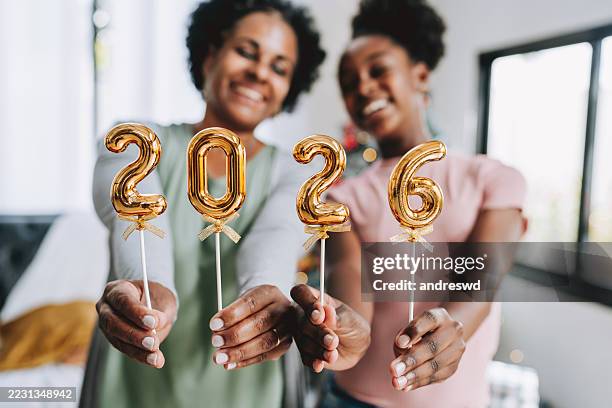 madre e figlia tengono il numero 2026 nuovo anno - capodanno foto e immagini stock